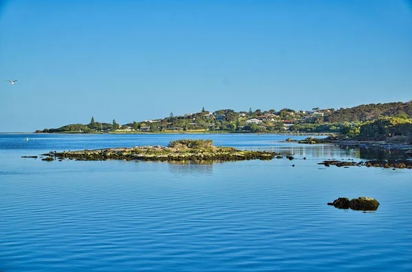 Blick Von Einer Kleinen Insel Ins Meer Umgeben Von Gebäuden — Stockfoto