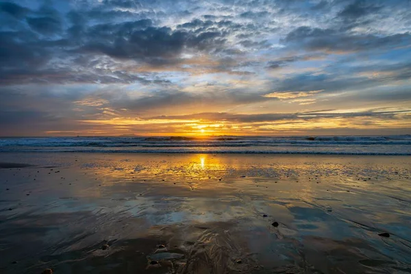 加利福尼亚奥克斯纳德低潮时平静的大海 背景上闪烁着金色的夕阳 — 图库照片