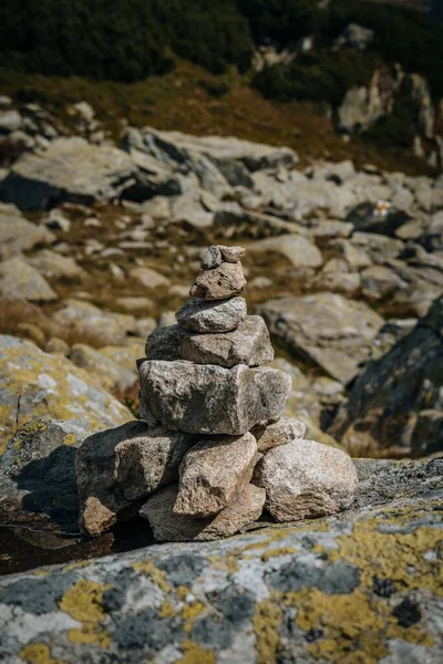 Вертикальный Снимок Камней Куче — стоковое фото