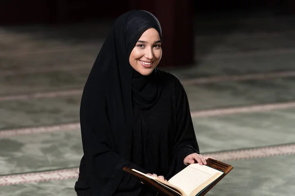 Beautiful Muslim Woman Mosque Reading Quran Muslim Faith Culture — Stock Photo, Image
