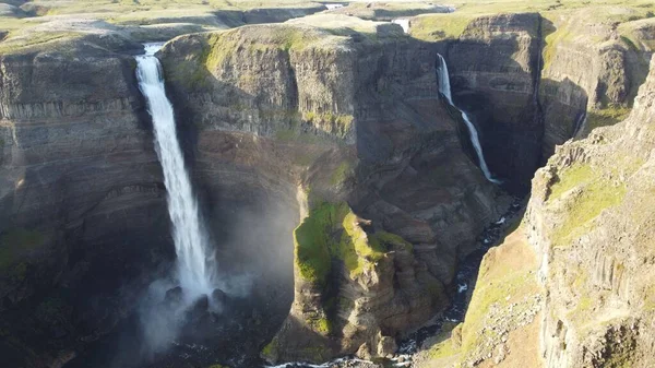 Eine Drohne Schoss Einem Sonnigen Tag Über Den Haifoss Wasserfall — Stockfoto