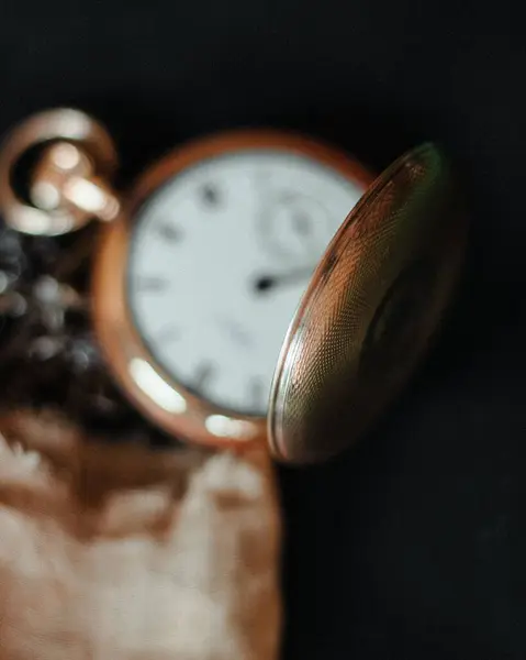 Eski Bir Cep Saatinin Dikey Görüntüsü — Stok fotoğraf