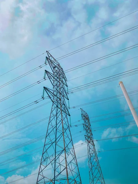 Mavi Gökyüzüne Karşı Iki Elektrik Kulesinin Alçak Açılı Çekimi — Stok fotoğraf