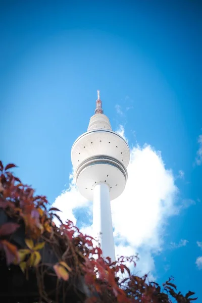 ドイツのハンブルクで青い空に対してハインリヒ ヘルツ塔の垂直低角度ショット — ストック写真