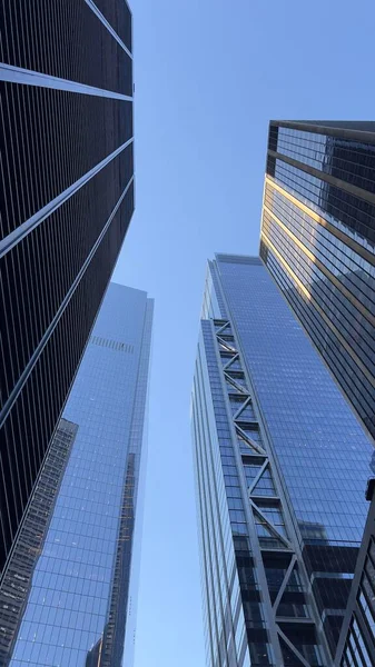 Een Verticaal Lage Hoek Shot Van Wolkenkrabbers New York City — Stockfoto