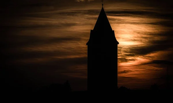 Силуэт Башни Куполом Окружении Деревьев Против Заходящего Солнца Покрытого Облаками — стоковое фото