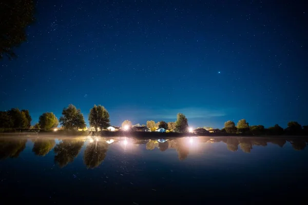 Scene Nature Lake Surrounded Illuminated Trees Starry Sky — Stock Photo, Image