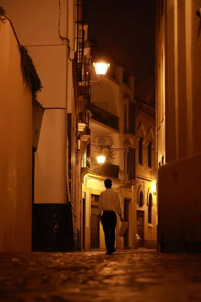 Uma Vertical Homem Caminhando Para Trabalho Crepúsculo Uma Rua Estreita — Fotografia de Stock