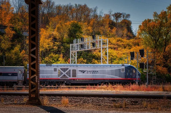 Een Amtrak Trein Rijdt Tegen Het Schilderachtige Herfstbos Kansas City — Stockfoto