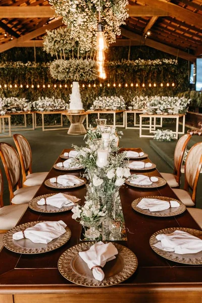 テーブル席とテーブルの上の装飾された花束付きの高級ホール 垂直ショット — ストック写真