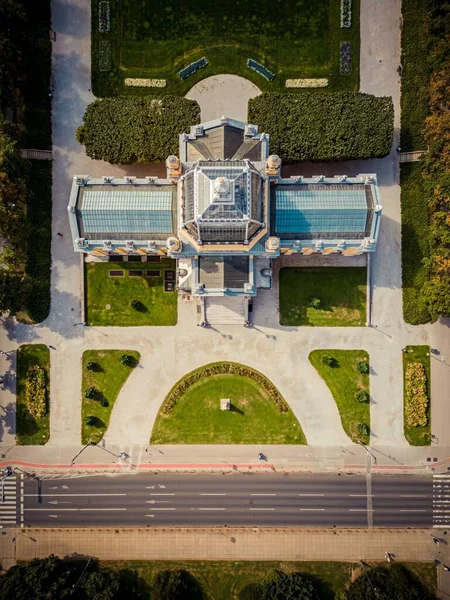 Вертикальный Снимок Площади Короля Томислава Зелеными Клумбами — стоковое фото