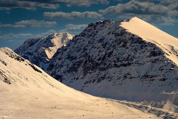 노르웨이 들쭉날쭉 산들을 아름다운 — 스톡 사진