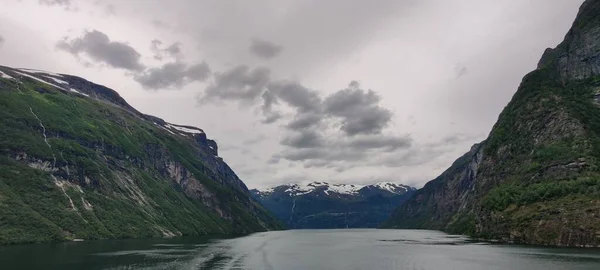 Сценічний Вид Фіорд Geirangerfjord Під Хмарним Небом Районі Sunnmore Окрузі — стокове фото