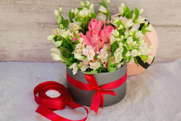 Zbliżenie Ujęcie Pięknego Bukietu Kwiatów Pudełku Jakaś Czerwona Wstążka Białej — Zdjęcie stockowe