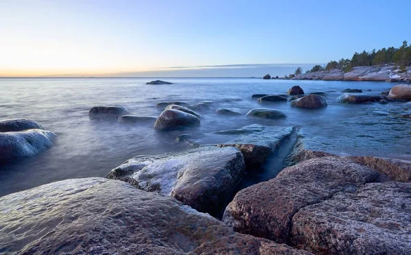 海の海岸線の巨大な岩の美しいショット — ストック写真