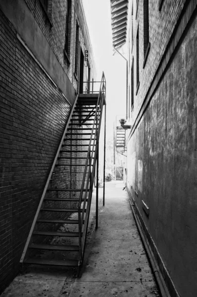 Uma Imagem Tons Cinza Beco Edifícios Antigos Com Escadas Luz — Fotografia de Stock