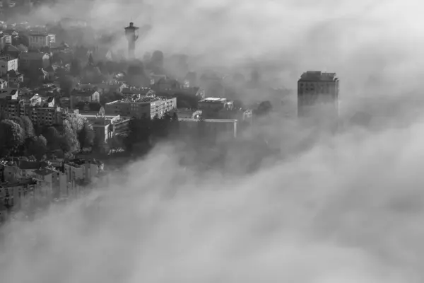 Şehrin Üzerinde Bulutların Manzaralı Gri Tonda Görüntüsü — Stok fotoğraf