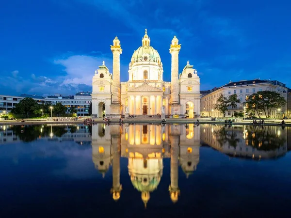 Kaunis Kuva Pyhän Kaarlen Kirkon Valaistu Yöllä Heijastaa Lampi Wienissä — kuvapankkivalokuva