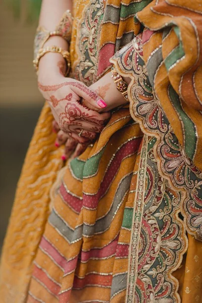Egy Gyönyörű Indiai Lány Készül Esküvőjére — Stock Fotó