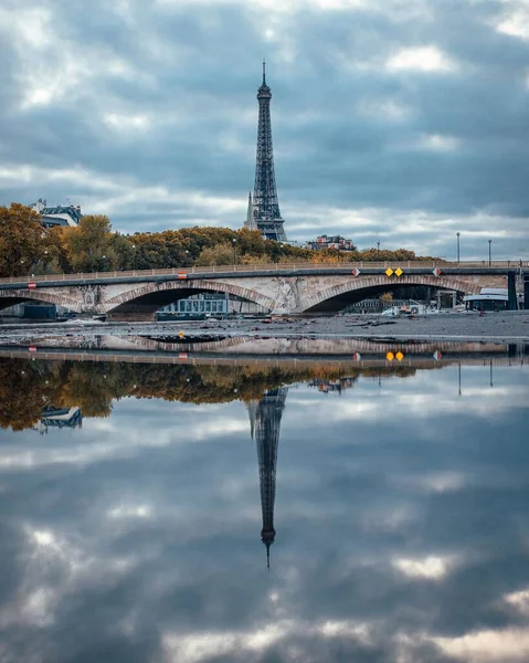 Знаменитая Эйфелева Башня Фоне Реки Мбаппе Париже Франция — стоковое фото