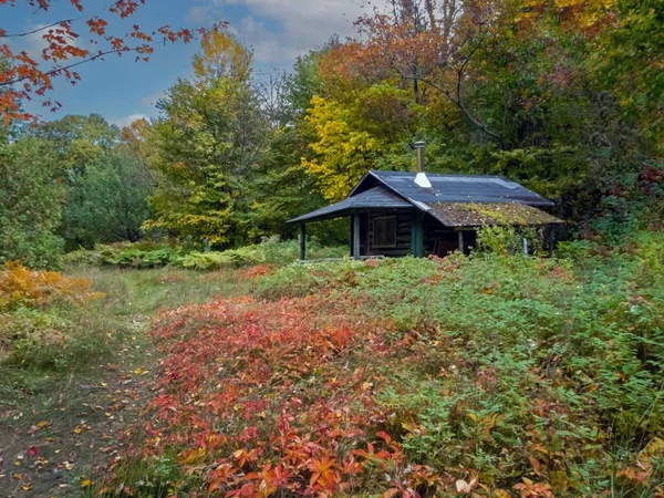 位于缅因州卡塔赫丁湖的一座漂亮的木屋 今秋初被大自然环绕 — 图库照片