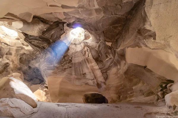 Beautiful Landscape Light Penetrating Hole Cave — Stock Photo, Image