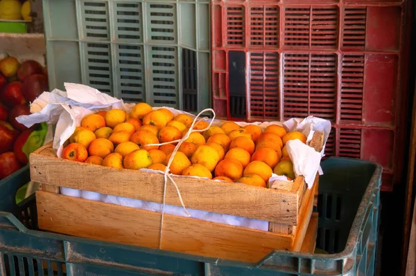 Uma Caixa Madeira Cheia Espinheiro Mexicano Fruta Mercado — Fotografia de Stock