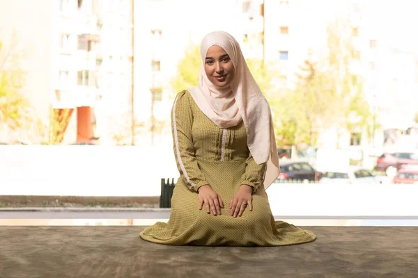 Portrait Gorgeous Humble Muslim Woman Smiling Prayer Mosque — Stock Photo, Image
