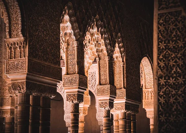 Колонны Арабском Стиле Украшения Стен Освещенные Утренним Солнцем Альгамбре Гранада — стоковое фото