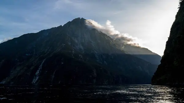 Eine Wunderschöne Landschaft Eines Schwarzen Sees Umgeben Von Hohen Bergen — Stockfoto