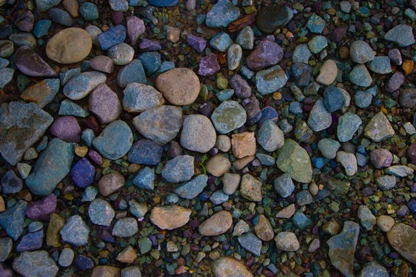 Uma Vista Superior Closeup Pedras Coloridas Parcialmente Molhadas Costa Mar — Fotografia de Stock