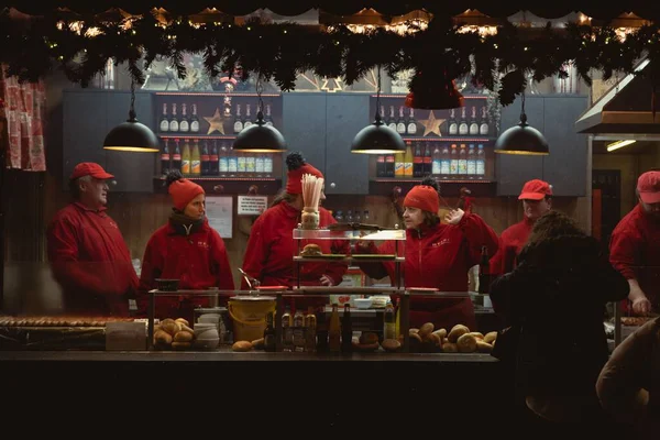 Skupina Lidí Červených Uniformách Před Stolem Stánku Hot Dogy Vánočním — Stock fotografie