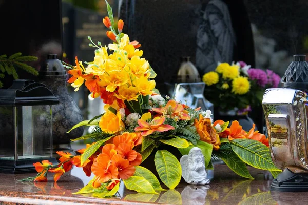 Eine Nahaufnahme Von Blumen Auf Grabsteinen Auf Dem Friedhof — Stockfoto