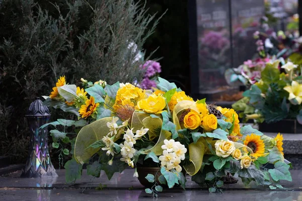 Primer Plano Flores Sobre Lápidas Cementerio — Foto de Stock