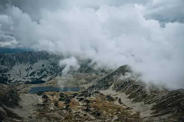 Vacker Utsikt Över Ett Stenigt Bergslandskap Med Liten Sjö Dimma — Stockfoto