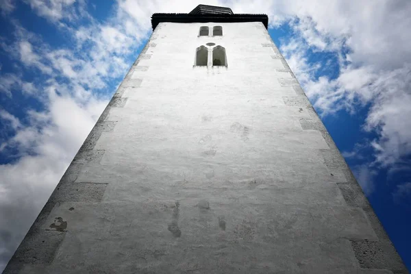Низкоугольный Снимок Церкви Святого Духа Облачным Голубым Небом Заднем Плане — стоковое фото