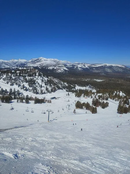 Ein Vertikaler Blick Auf Einen Berg Skigebiet Unter Blauem Himmel — Stockfoto