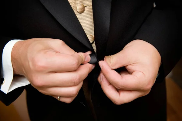 Ένα Κοντινό Πλάνο Των Χεριών Ενός Επιχειρηματία Κουμπώνει Μαύρο Κοστούμι — Φωτογραφία Αρχείου