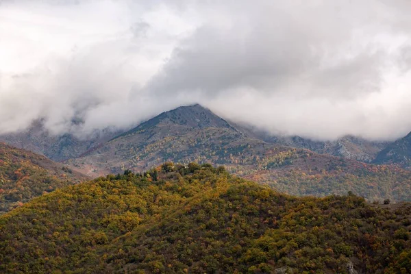 Een Prachtig Uitzicht Het Bergachtige Landschap Onder Een Bewolkte Hemel — Stockfoto