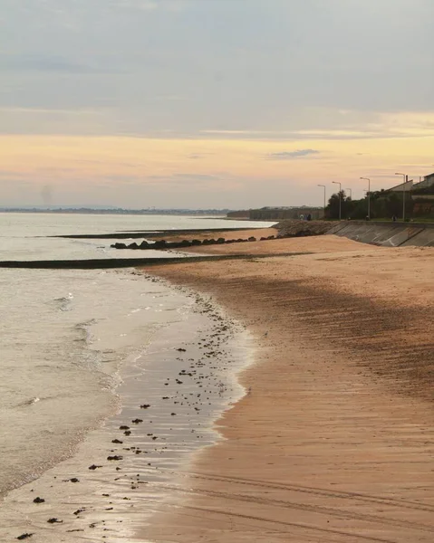 Pionowe Ujęcie Sielankowej Piaszczystej Plaży Zachodzie Słońca — Zdjęcie stockowe