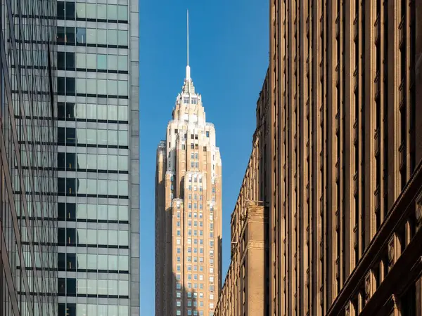 纽约市松树街70号蓝天背景的航拍图 — 图库照片