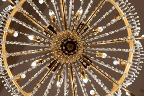Низкоугольный Снимок Старинной Люстры Декоративными Бриллиантами — стоковое фото