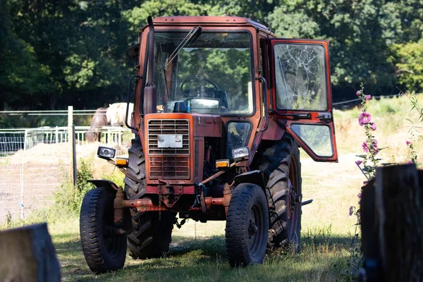 Detailní Záběr Červeného Venkovského Traktoru Zaparkovaného Farmě — Stock fotografie