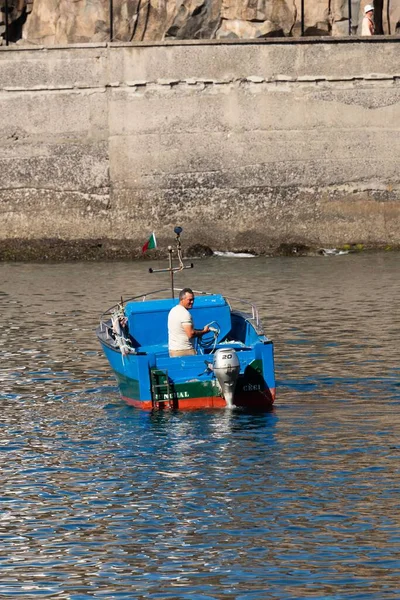 葡萄牙马德拉海岸附近一只雄性渔船在一艘蓝色船上垂钓的照片 — 图库照片