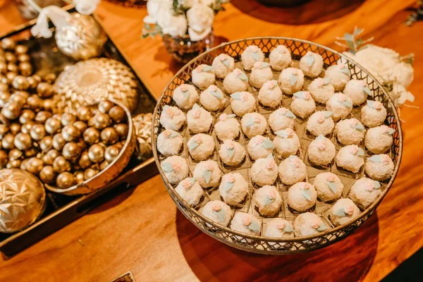婚礼桌上的木制桌子上 有美味的白山核桃奶油球饼干 — 图库照片