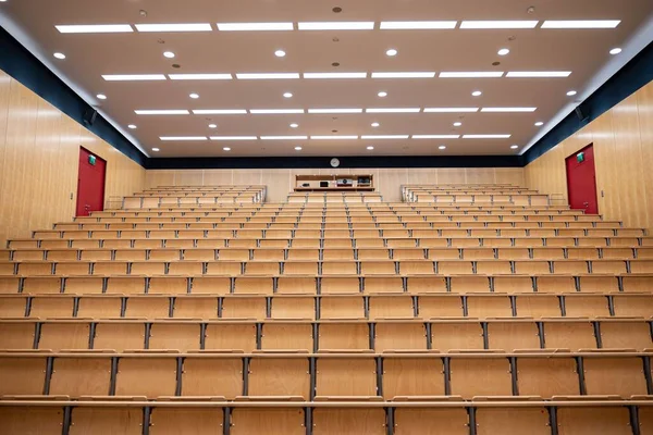 Una Sala Conferencias Vacía Universidad Friburgo Con Sillas Madera — Foto de Stock