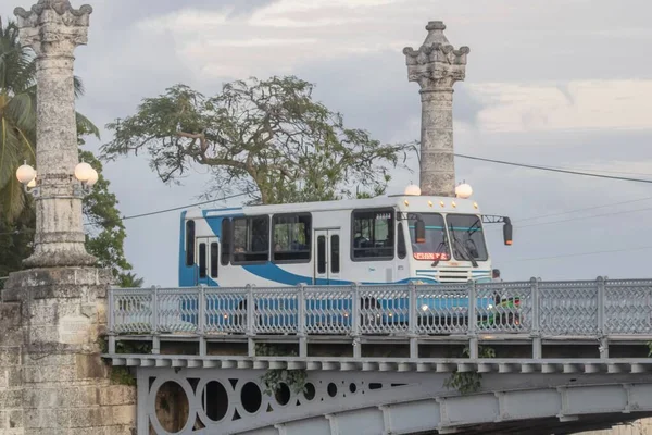 具有交通和地方标志的La Concordia桥视图 Matanzas Cuba — 图库照片