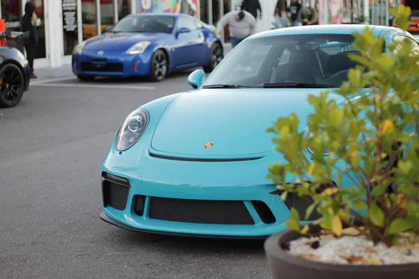 Una Porsche Azzurra Vicino Allo Stabilimento Verde Salone Automobilistico Durante — Foto Stock