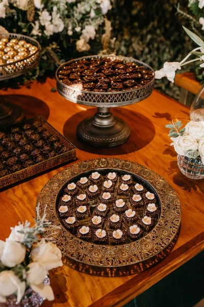 婚礼桌上的黑巧克力樱桃饼干和花束的味道 垂直拍摄 — 图库照片