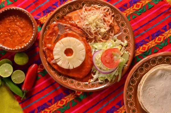 Верхний Вид Вкусные Традиционные Мексиканские Блюда Красочной Скатерти — стоковое фото